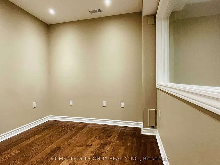 110 A Bond Cres #LOWER — Photo 16