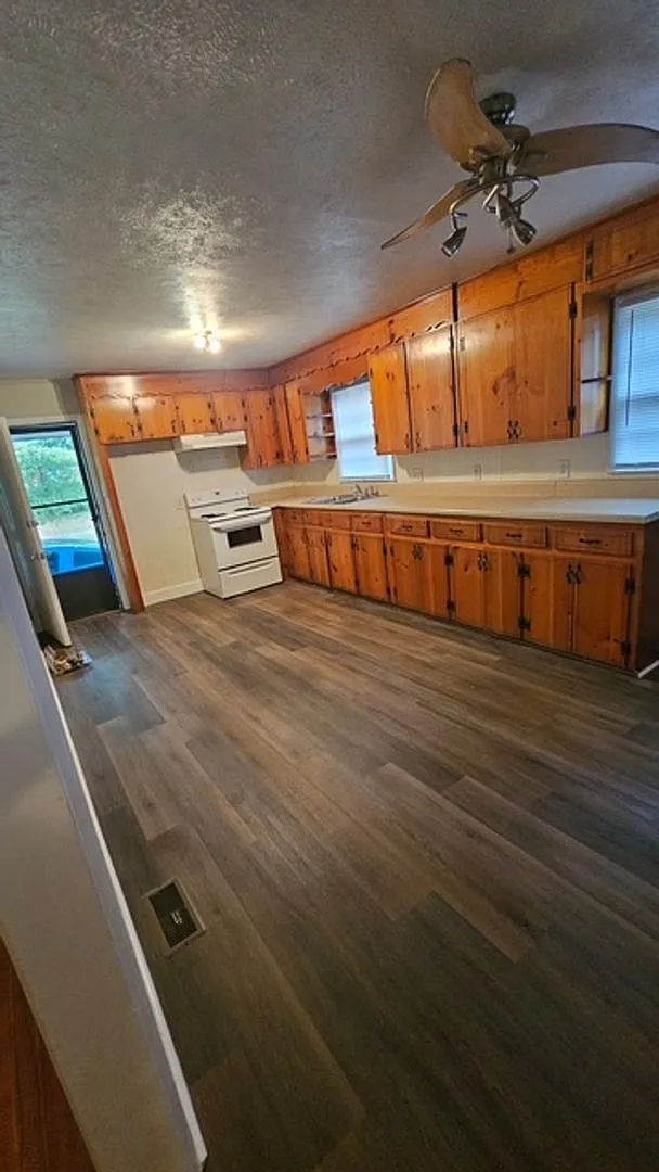3 bedroom, 1 bathroom home on 1/2 acre lot with storage — Photo 2
