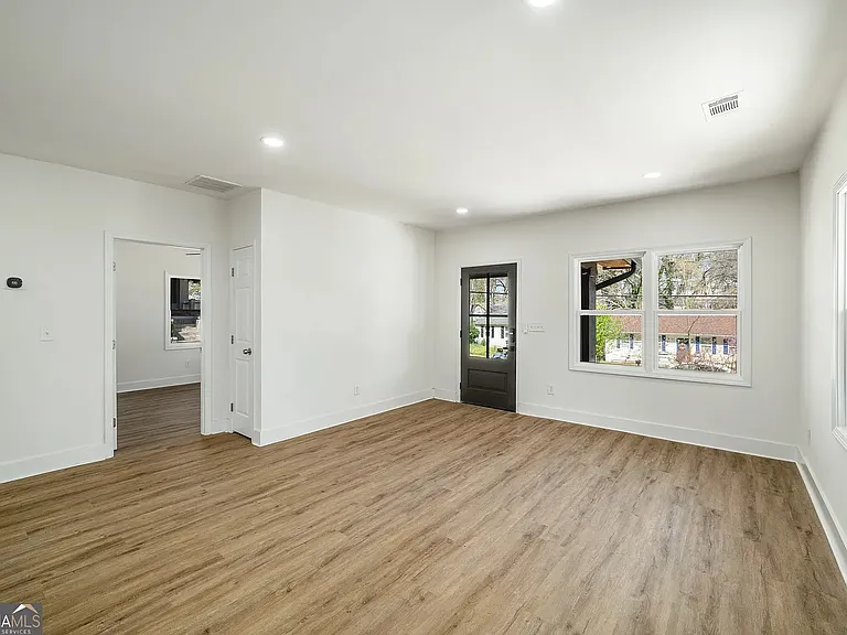 936 Byron Dr SW — Photo 3