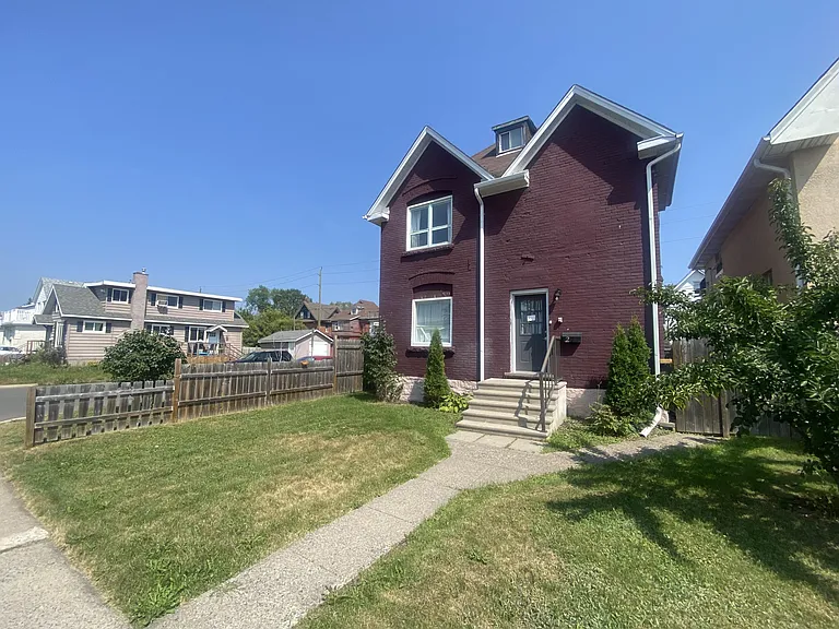 242 Archibald St N — Photo 1