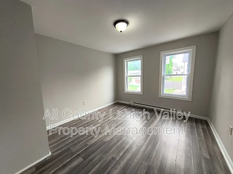 339 W Lincoln St — Photo 7