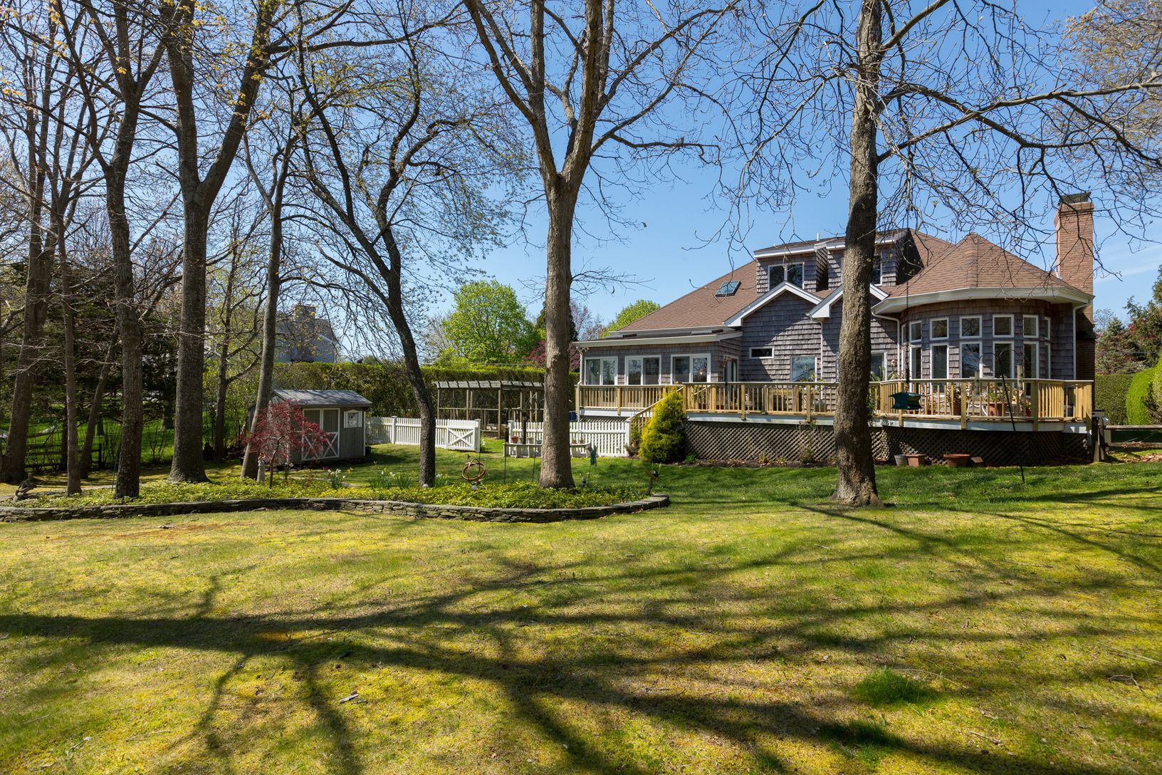  Spacious yard
