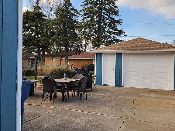 4th image of 2445 Clough Ave