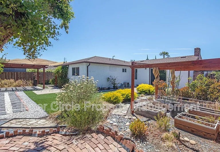 2225 Mount Whitney Dr — Photo 25