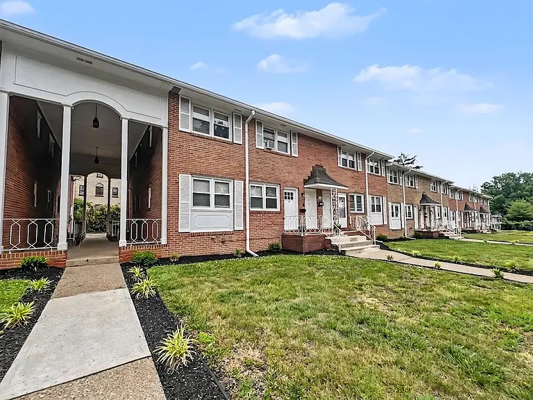 200 E Maple Ave — Photo 24