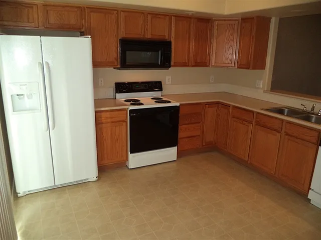 1330 N Andrew Dr — Photo 2