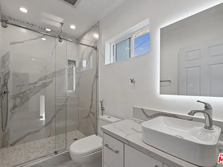 6229 Sylvia Ave — Photo 13