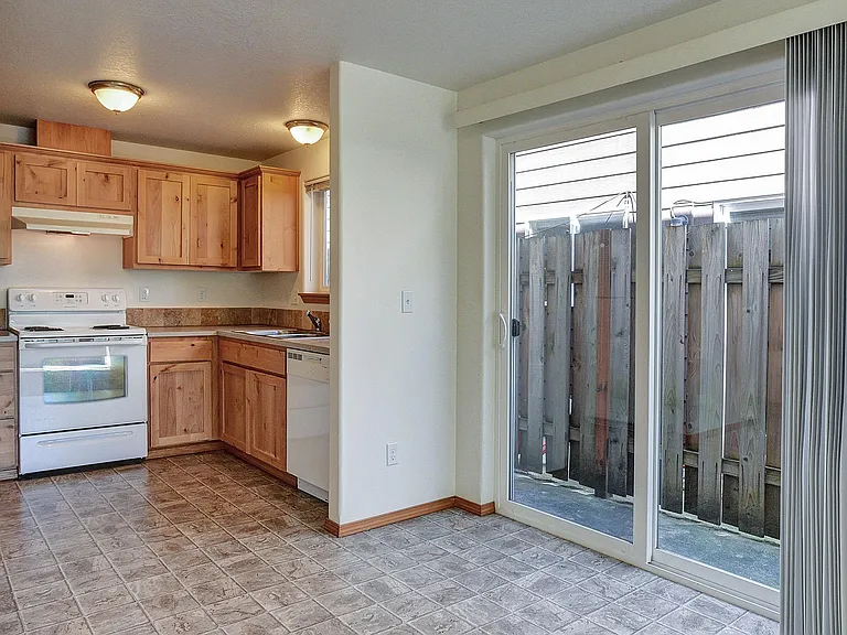 2215 Sam Parrett Dr — Photo 5