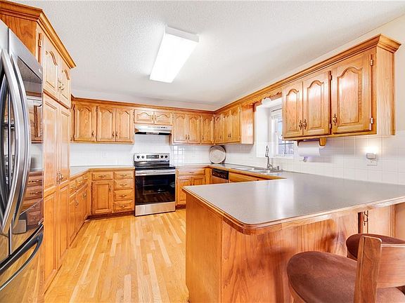 4th image of 828 NE Bryant Dr