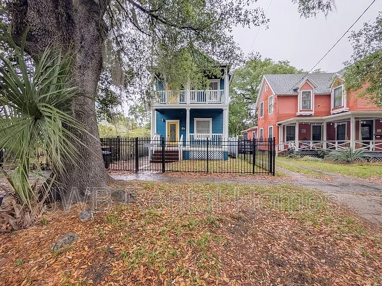 1445 Ionia St — Photo 2