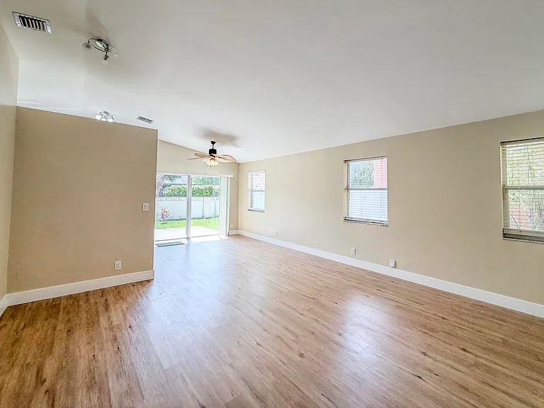 90 NW 42nd Way — Photo 5