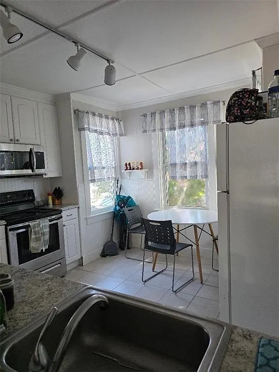 3 bed, 1.0 bath, 900 sqft, $2,700 — Photo 4