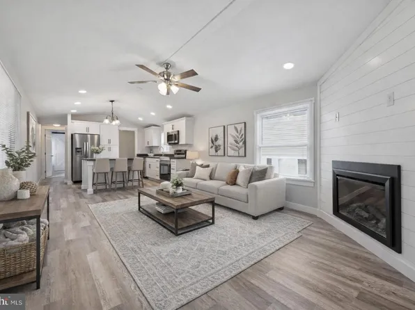 8 Cherokee Ln, Honey Brook, PA 19344