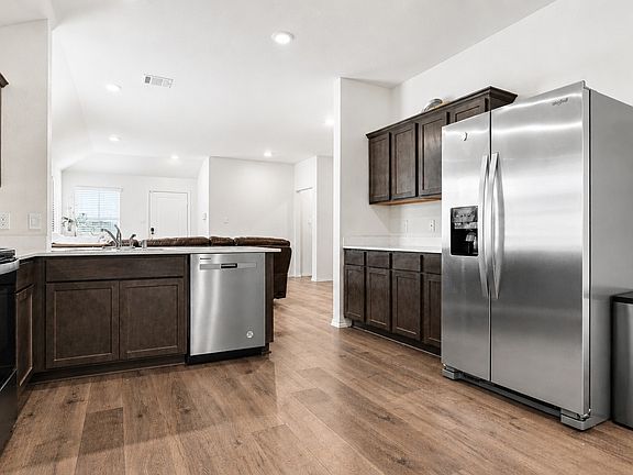 4th image of 914 Sunrise Ln