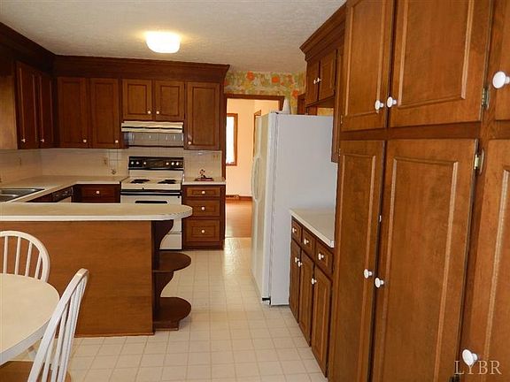 5th image of 132 St. Johns Dr