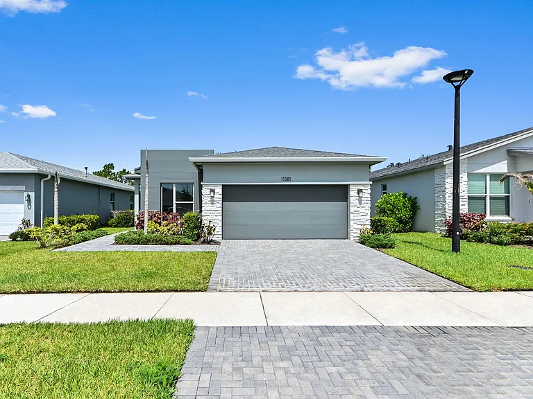 11381 SW Lyra Dr — Photo 3
