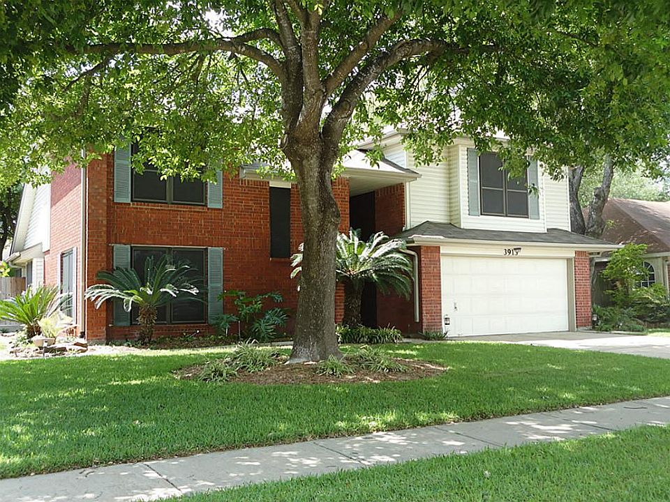 An invitation to spacious living with an enchanting setting...open floor plan - walls of windows - 4