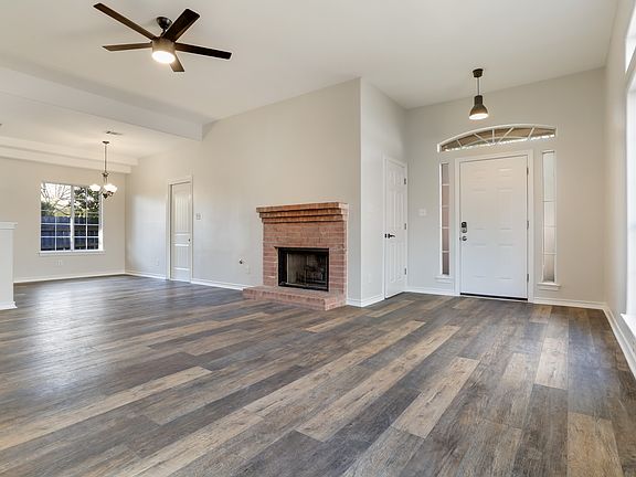 4th image of 1105 Faircrest Dr