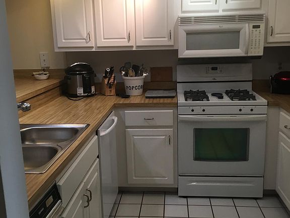Kitchen with everything you need.