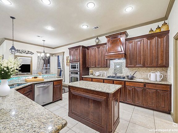 3rd image of 8421 La Fontaine Dr
