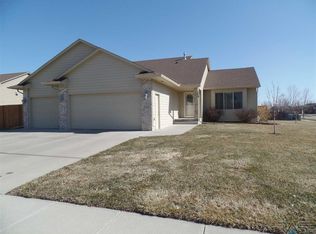 2228 S Villanova Ave, Sioux Falls, SD 57106