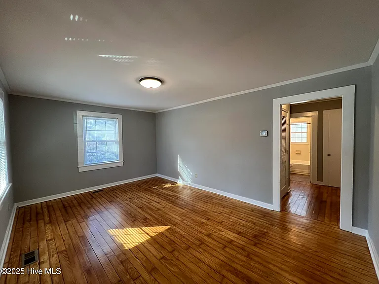 402 Sanborn St — Photo 8