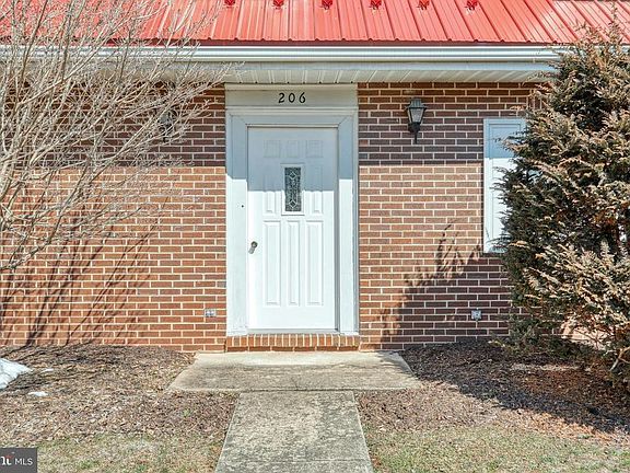 3rd image of 206 Garden Ln