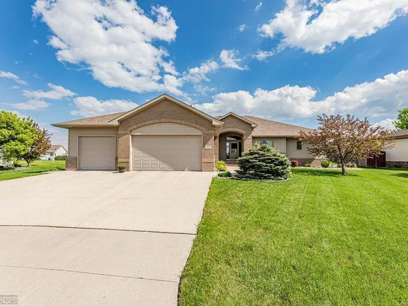 327 Saint Charles Pl, West Fargo, ND 58078