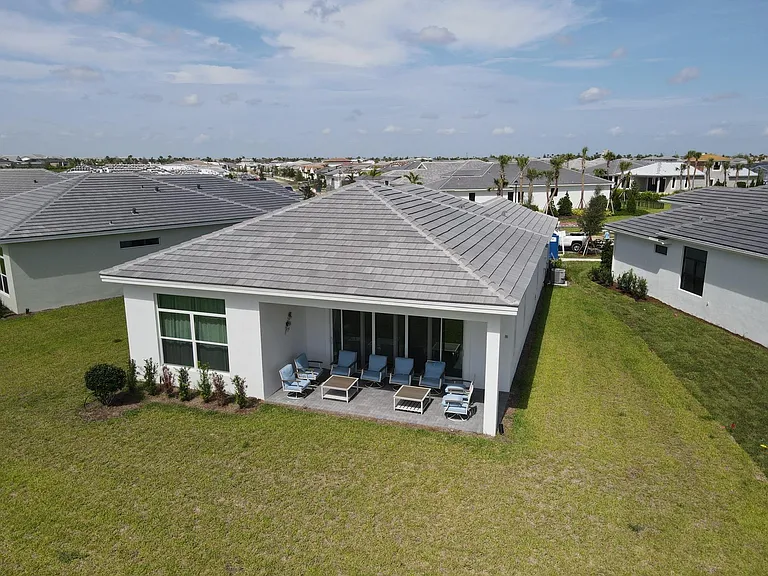 10231 SW Latium Way — Photo 2