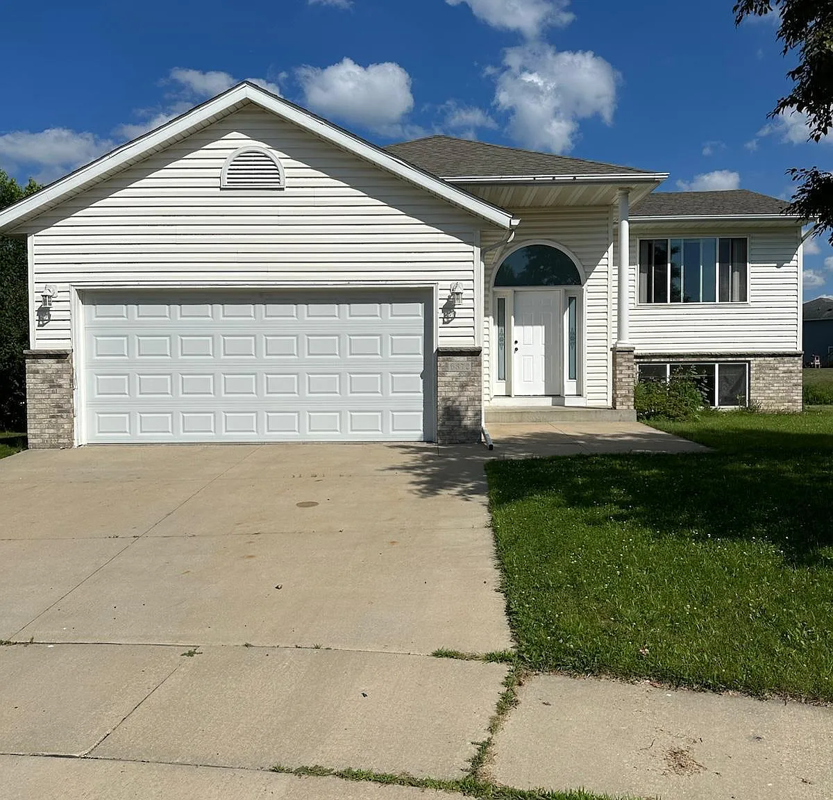 4 bed, 2300 sqft, $2,550 — Photo 1