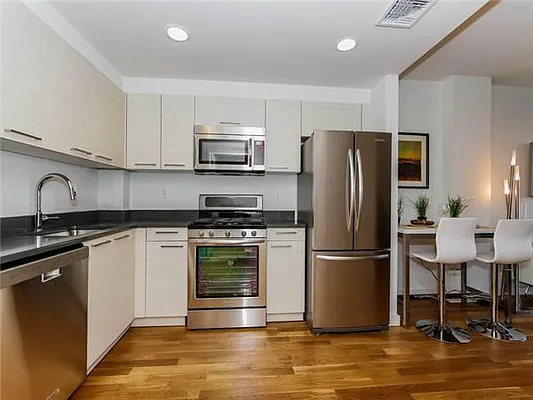 Sold by Avenue Sotheby's International Realty | media 6