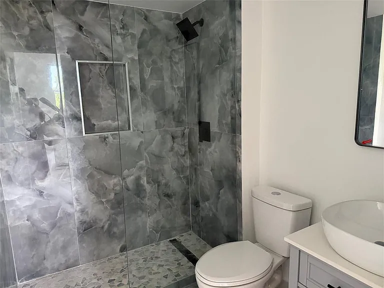 112 Royal Park Dr #4B — Photo 2
