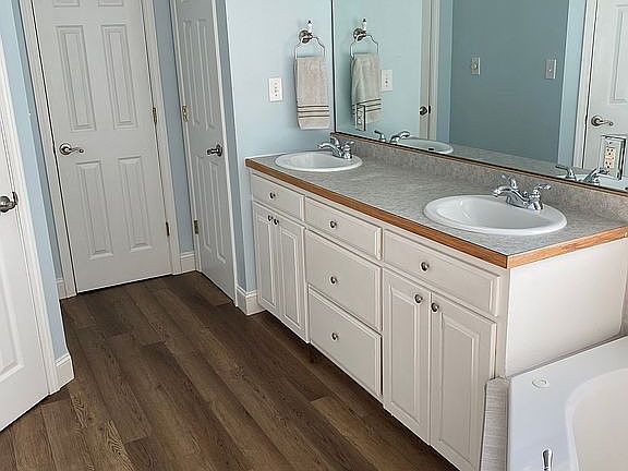 4th image of 210 Small Dove Ct