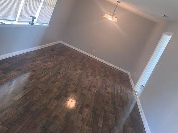 4th image of 812 Woodmore Ln