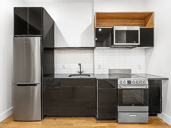 2nd image of 631 E 6th St APT 1A