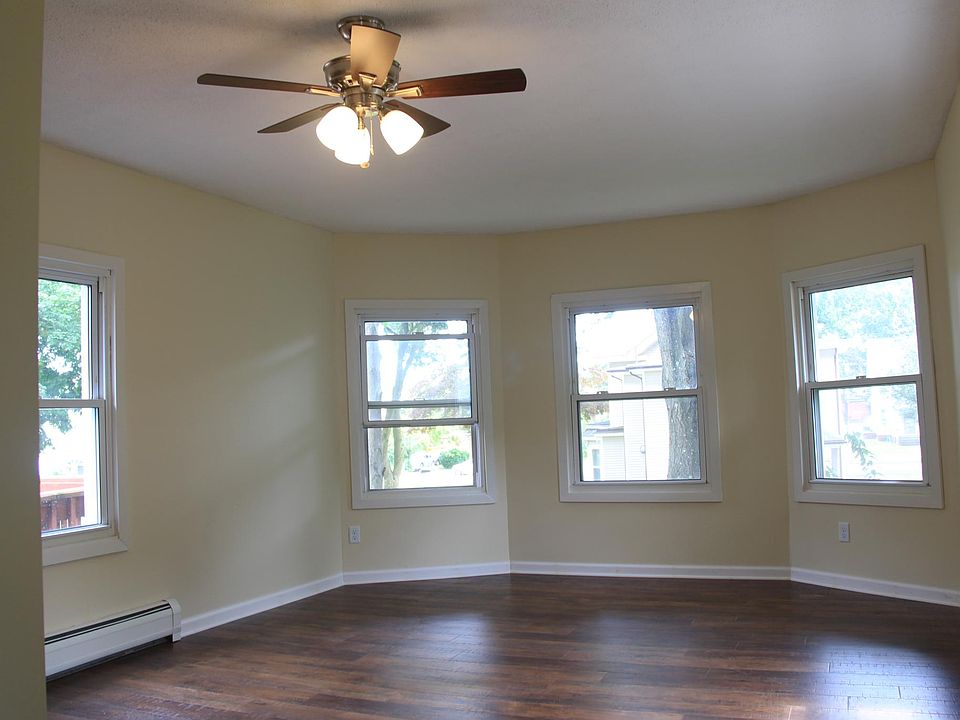 Huge master bedroom w/ new ceiling fan. 5 windows!