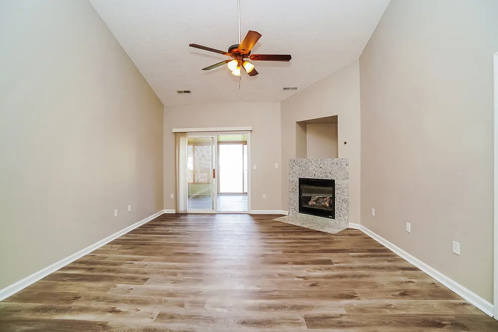 3 bed, 2.0 bath, 1466 sqft, $2,390 — Photo 3