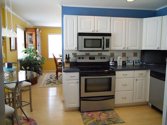 Brand new Kitchen with breakfast nook