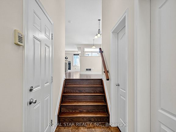 4th image of 272 Broxburn Cres