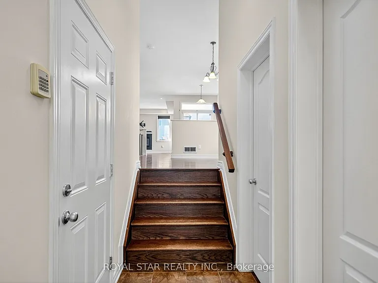 272 Broxburn Cres — Photo 4