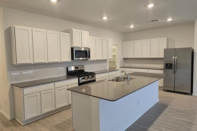 6 bed, 3009 sqft, $2,790 — Photo 2