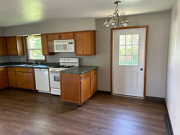 Fully applianced eat-in kitchen