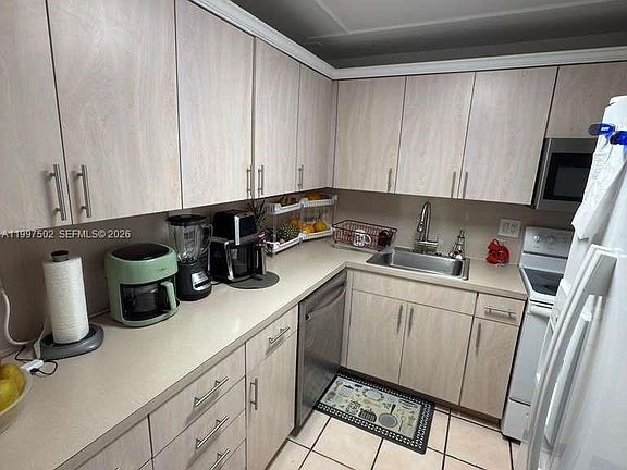 4th image of 1825 W 44th Pl APT 208