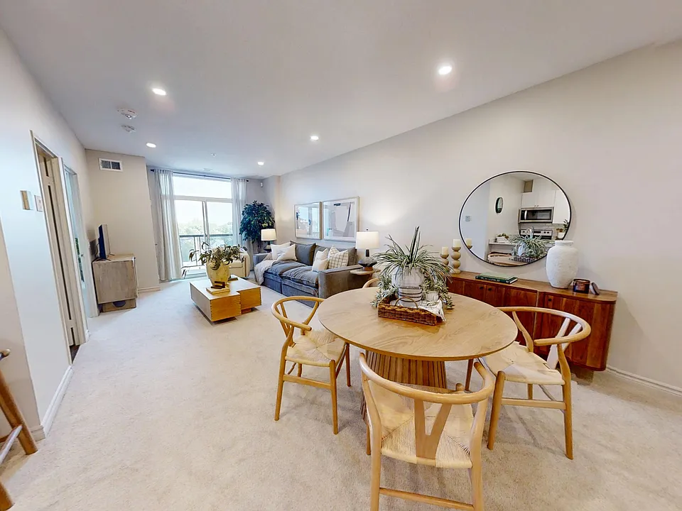 475 King St E