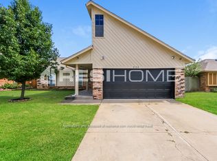 2124 NE 11th St, Moore, OK 73160
