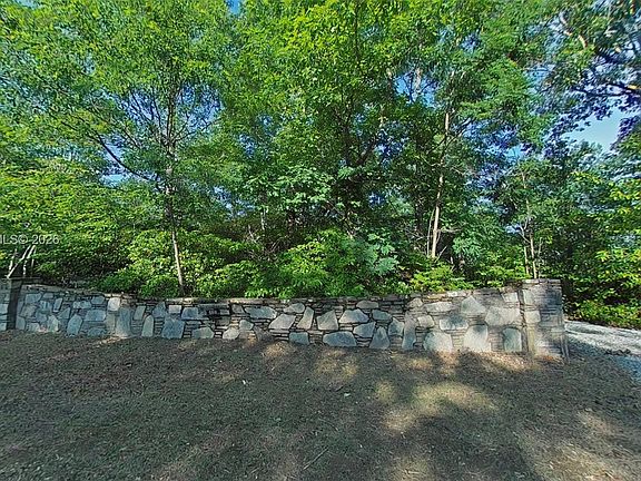 3rd image of 688 Rhododendron Dr