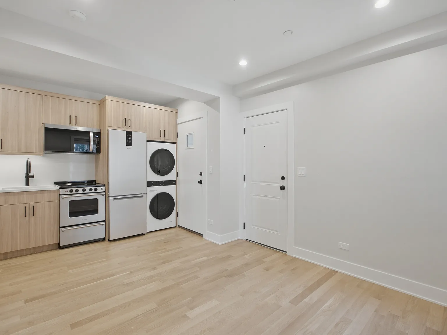 1 bed, 900 sqft, $2,295 — Photo 2