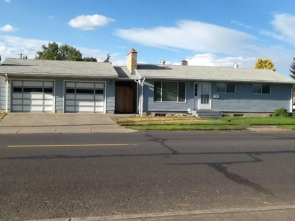 3 bed, 1920 sqft, $2,200 — Photo 1