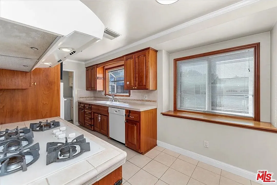 23032 Mobile St — Photo 4