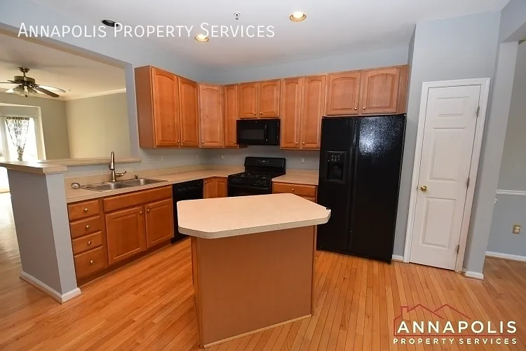 916 Glaze Ct — Photo 2